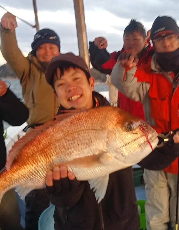 このメンバーの今年最後の〆は綺麗なマダイで締めました!